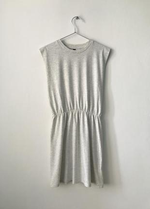 Базовое платье-футболка без рукавов h&m светло-серое хлопковое приталенное платье хлопок лето