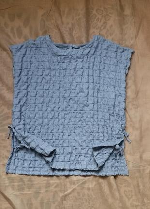 Текстурированная блуза с завязками по бокам1 фото