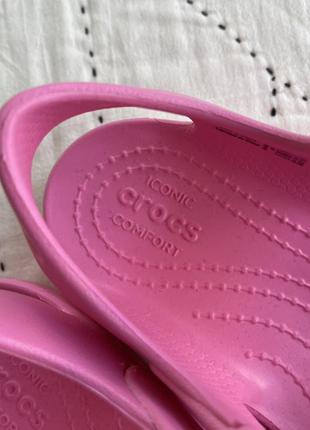 Крокс сандалі дитячі рожеві з сердцем crocs classic cross-strap sandal pink lemonade5 фото