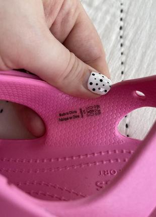 Крокс сандалі дитячі рожеві з сердцем crocs classic cross-strap sandal pink lemonade6 фото