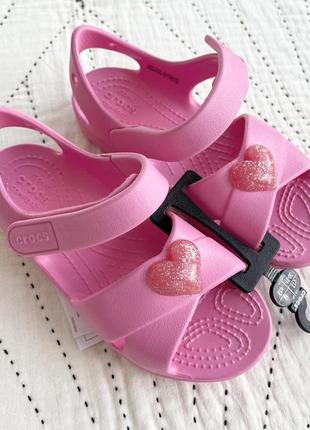 Крокс сандалі дитячі рожеві з сердцем crocs classic cross-strap sandal pink lemonade9 фото