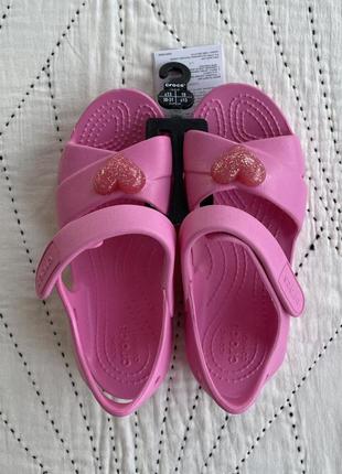 Крокс сандалі дитячі рожеві з сердцем crocs classic cross-strap sandal pink lemonade7 фото