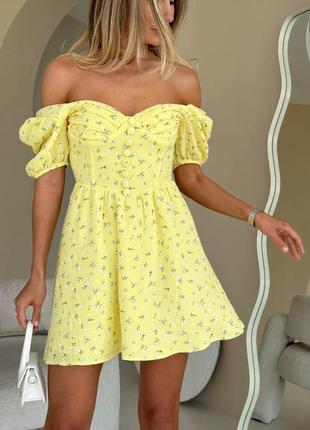 Жіноча літня ніжна жовта романтична коротка муслінова сукня міні у квіточки літо муслін