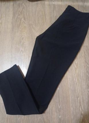 Ідеальні чорні брюки классика зі стрілочками, тримають форму, є кишені на молнія, офісний варіант