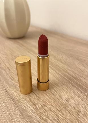 Матова помада для губ gucci rouge à lèvres matte lipstick - 509 janie scarlet