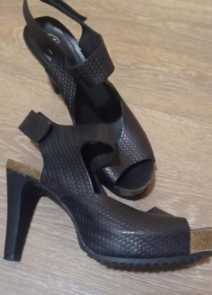 Дууже классные босоножки на липучках на полную ногу по потолке 26