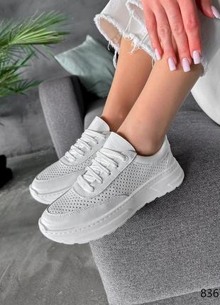 Жіночі білі шкіряні літні кросівки в наскрізну перфорацію