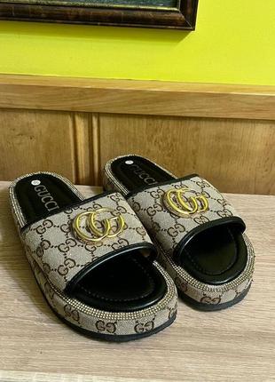 Шльопанці жіночі gucci