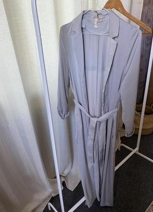 Сатиновый легкий длинный тренч халат макси серебристого цвета2 фото
