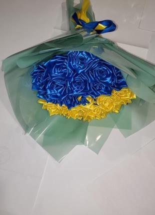 Патріотичний букет із атласних троянд