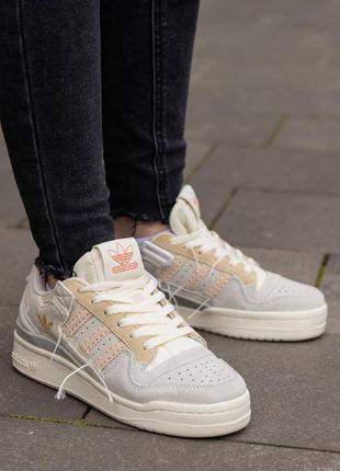 Женские кроссовки adidas forum 84 low grey beige off-white