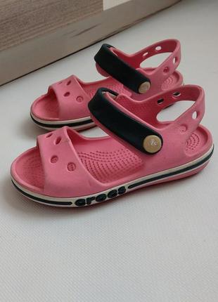 Розовые сандалии crocs