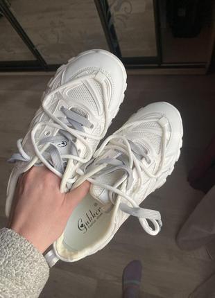 Новые белые кроссовки идеальны4 фото