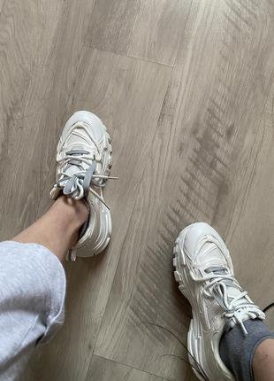 Новые белые кроссовки идеальны
