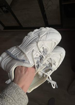Нові білі кросівки ідеальні