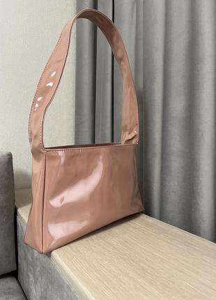 Лакированная пудровая женская сумка на плечо из экокожи2 фото