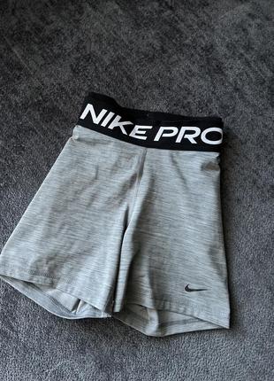 Сірі спортивні облягаючі шорти nike pro