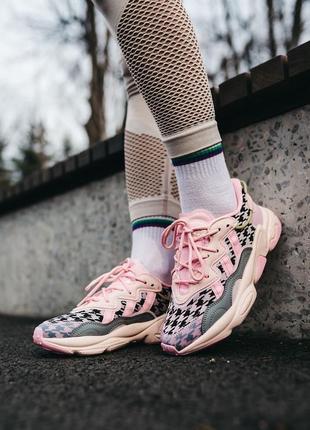 Рожеві жіночі кросівки adidas ozweego знижка