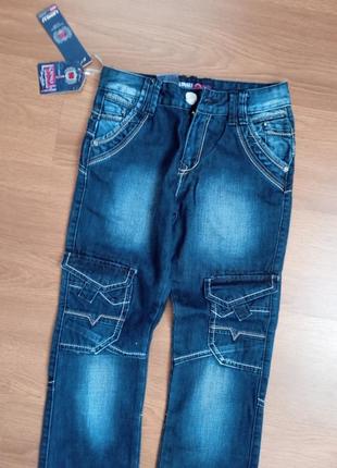 Стильные джинсы на худихом мальчишке