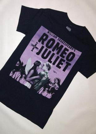 Черная футболка мерч ромео + джульетта / romeo + juliet