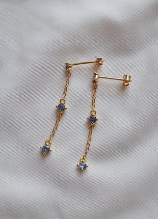 Сережки довгі яскраві серьги гвоздики мінімалістичні золотого кольору тренд трендові shein кульчики з блакитними камінцями камінчиками