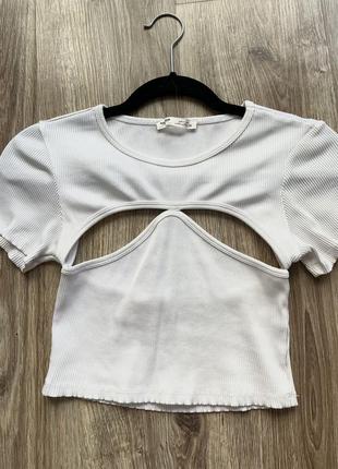 Обтягуюча футболка-топ з розрізами і відкритою спинкою