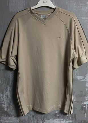 Вінтажна оверсайз футболка nike кремового кольору з трикутним вирізом
