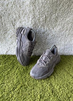 Кроссовки adidas ozweego