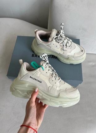 Жіночі кросівки balenciaga triple s beige