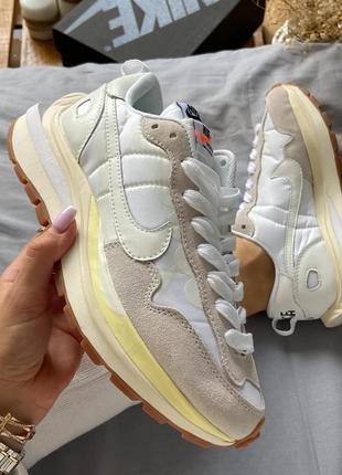 Стильні кросівки nike vaporwaffle sacai sail gum