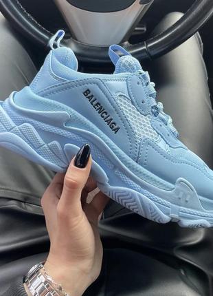 Оберіть стильні кросівки balenciaga triple s light blue