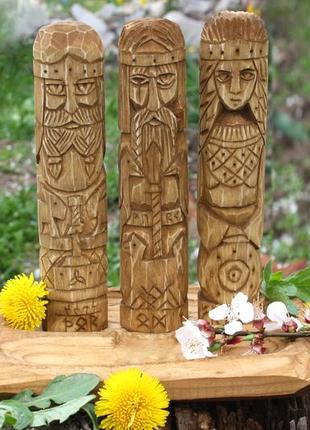 Алтар зі статуєтками скандинавських богів одін тор та фрея