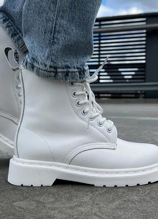 Оберіть стильні черевики dr.martens white fur