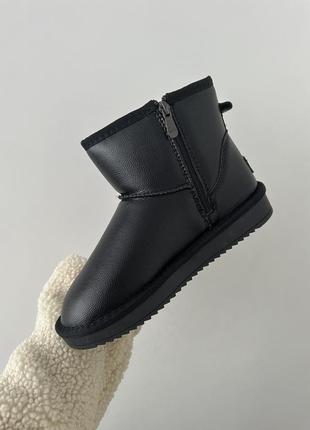 Зимние женские ботинки ugg mini black zip leather