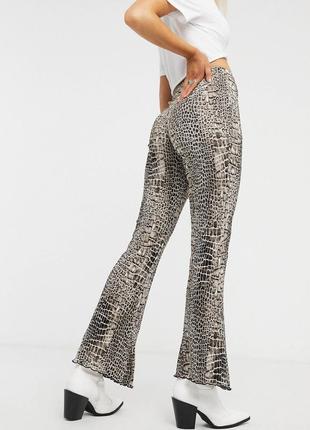 Штани кльош з тваринним принтом topshop розкльошені плісовані штани з крокодиловим принтом крокодил3 фото
