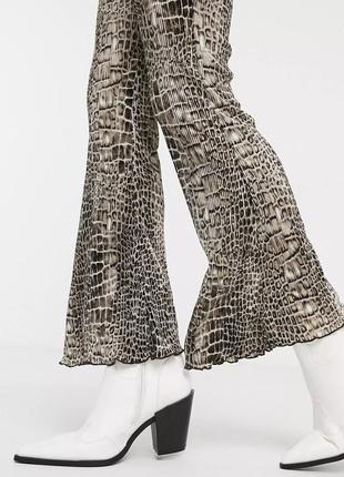 Штани кльош з тваринним принтом topshop розкльошені плісовані штани з крокодиловим принтом крокодил2 фото
