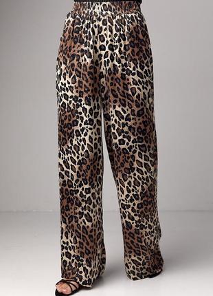 Атласные штаны на резинке с леопардовым принтом - коричневый цвет, l/xl (есть размеры)