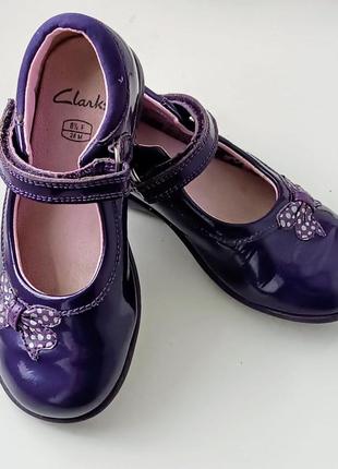 Оригінальні, шкіряні туфлі, для дівчинки, бренду сlarks (британія).