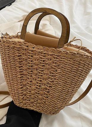 Маленькая летняя плетеная сумка кросбоди с деревянными ручками и длинным ремешком angela кофе с молоком