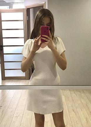 Ніжна жіночна сукня в рубчик з пишними рукавами відкритою спинкою завʼязкою