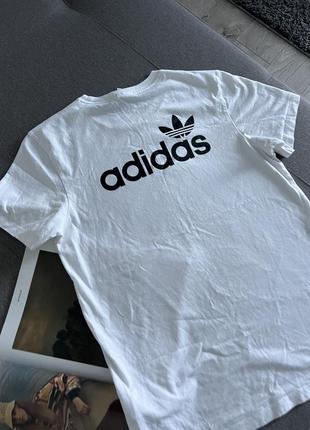 Белая базовая футболочка adidas