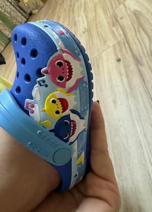 Крутезні  crocs baby shark