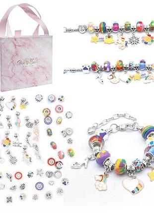 Набір прикрас, браслети, намистини у коробці.