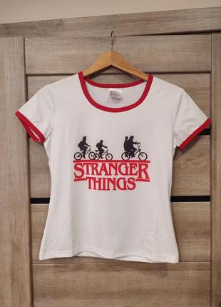 Біла футболка з принтом серіалу stranger things (дивні дива) розмір с