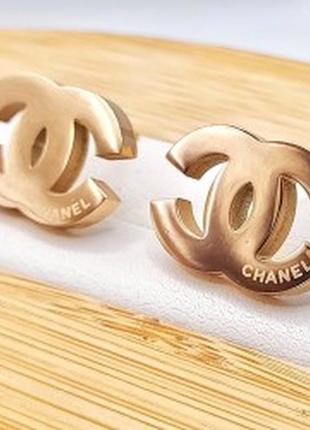 Серьги из медицинского золота в стиле бренда chanel.