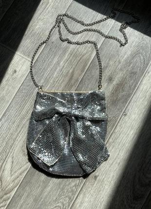 Блестящая сумочка кольчуга серебряная с бантом