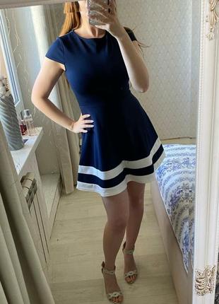 Красивое лаконичное платье темно синего цвета с белой полоской р.м
