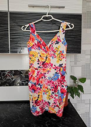 Сукня у квітковий принт з карманами.