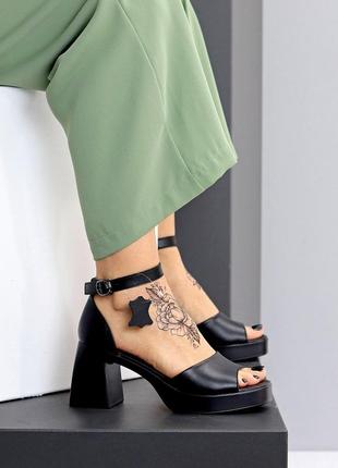 Молодіжні жіночі шкіряні босоніжки в стильному дизайні, чорні, відкритий носок, квадратний високий к