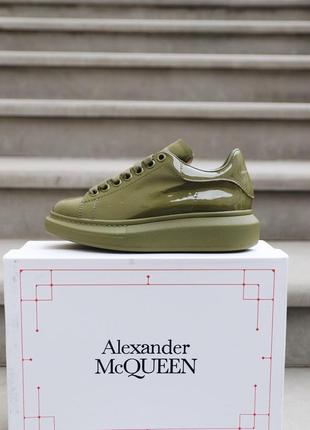 Жіночі шкіряні кросівки alexander mcqueen olive patent кеди маквін знижка